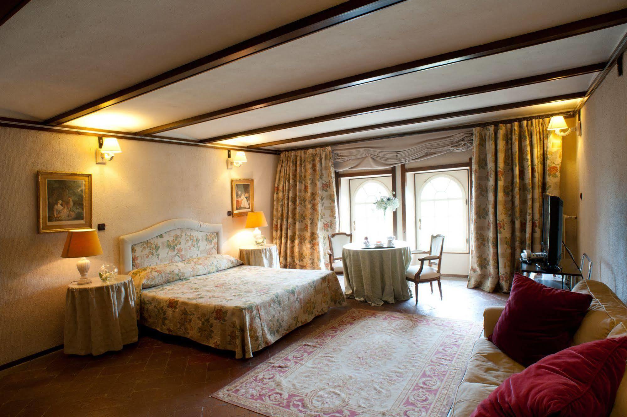 Готель Relais Del Castello Di Oviglio Екстер'єр фото